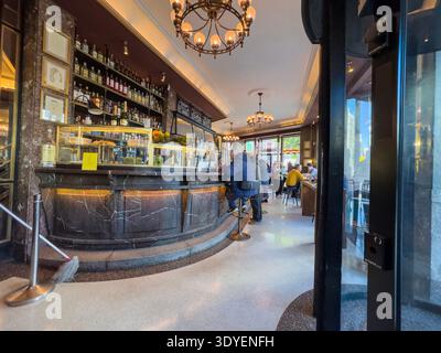 Café Comercial, Glorieta de Bilbao, Madrid, Spanien Stockfoto