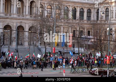 Ein propalästinensischer Protest auf der Ringstraße vor dem Hauptgebäude der Universität Wien in Österreich Stockfoto