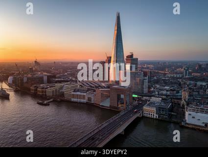 Blick auf das Shard Building und die London Bridge aus der Vogelperspektive bei Sonnenaufgang Stockfoto