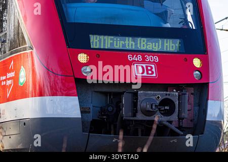 Schienenverkehr in Bayern, Fürth, 07.03.2026 Frontansicht des DB-Triebwagens 648 309 als Regionalbahn RB11 nach Fürth Bay Hbf. Der Dieseltriebwagen der Baureihe 648, Alstom Coradia LINT 41, ist aus Richtung Cadolzburg kommend unterwegs. Fürth Dambach Bayern Deutschland *** Bahnverkehr in Bayern, Fürth, 07 03 2026 Vorderansicht DB-Triebwagen 648 309 als Regionalzug RB11 nach Fürth Bay Hbf der Dieseltriebwagen der Baureihe 648, Alstom Coradia LINT 41, befindet sich auf dem Weg von Cadolzburg Fürth Dambach Bayern Deutschland 20260307-286A0178-M4000 Stockfoto