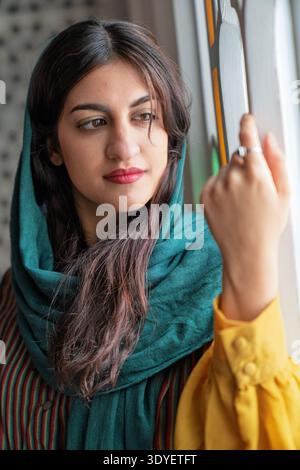 Eine junge iranische Frau, die ein Kopftuch trägt Stockfoto