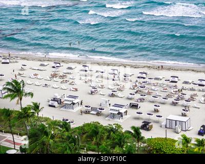 Sonnenanbeter entspannen sich am Sandstrand von Miami Florida Stockfoto