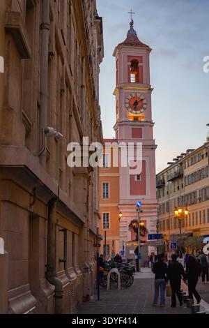 Palais Rusca, Uhrenturm des Gerichts. Nizza, Frankreich. Abendlicher Blick auf die Architektur aus dem 18. Jahrhundert in der Nähe des Palais de Justice, Fußgänger zu Fuß. Stockfoto
