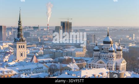 Blick über die Altstadt in Tallinn, Estland an einem hellen kalten Wintertag Stockfoto