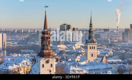 Blick über die Altstadt in Tallinn, Estland an einem hellen kalten Wintertag Stockfoto