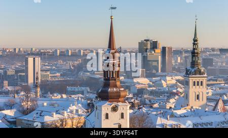 Blick über die Altstadt in Tallinn, Estland an einem hellen kalten Wintertag Stockfoto