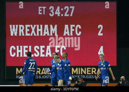 Wrexham, Großbritannien. März 2026. Joao Pedro von Chelsea (20) feiert mit seinen Teamkollegen, nachdem er das vierte Tor seines Teams erzielt hat, während die Scoreboard den Endstand anzeigt. Spiel der 5. Runde des Emirates FA Cup, Wrexham gegen Chelsea bei STōK CAE Ras in Wrexham, Wales am Samstag, den 7. März 2026. Dieses Bild darf nur für redaktionelle Zwecke verwendet werden. Nur redaktionelle Verwendung, .PIC von Chris Stading/ Credit: Andrew Orchard Sportfotografie/Alamy Live News Stockfoto