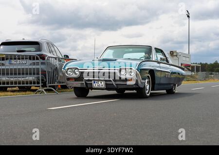 LINTHE, DEUTSCHLAND – 08. JUNI 2025: Persönlicher Luxuswagen Ford Thunderbird, 1963. Die Oldtimer-Show. Stockfoto