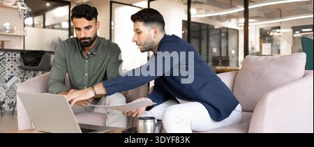 Geschäftsleute aus dem Nahen Osten, die im Büro geschäftliche Gespräche führen Stockfoto