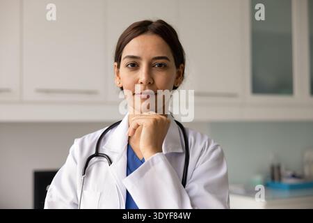 Kopfschuss, junge professionelle libanesische Ärztin Stockfoto