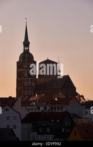 Ein erhöhter Blick fängt die historische Nikolaikirche in Stralsund ein, Deutschland, die während des G vor einem warmen, abfallenden Himmel geschildert wurde Stockfoto