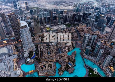 Der luxuriöse Lebensstil am Golf, türkisfarbene Lagunen und Wohntürme prägen den Blick auf das Downtown District von oben in Dubai. Luxuriöse Stadtentwicklung im Stockfoto