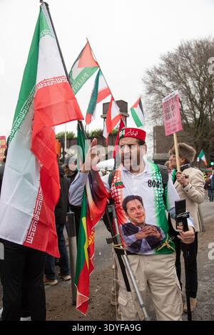 London, England, Großbritannien. März 2026. Während der von der Stop the war Coalition organisierten „Hands Off Iran“-Kundgebung von Millbank zur US-Botschaft in Nine Elms marschieren Demonstranten, die ein Ende der US-amerikanischen und israelischen Angriffe auf den Iran fordern. Kredit: Kiki Streitberger/Alamy Live News Stockfoto