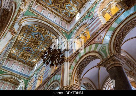 Detail des zentralen Kirchenschiffs der Kathedrale von Altamura. Herrliche hölzerne Kassettendecke mit Goldfriesen, polychromen Bögen und korinthischen Kapitellen. A Stockfoto