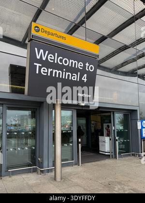 London, Großbritannien - 10. September 2025; Willkommen bei den Abflügen am Flughafen London Heathrow Stockfoto
