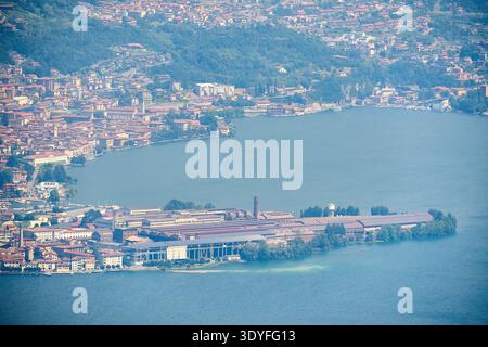 Erhöhter Panoramablick auf die Industriepromenade von Castro mit dem ehemaligen Stahlwerk am Iseosee in der Lombardei, Norditalien Stockfoto