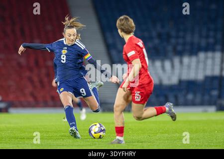 Glasgow, Großbritannien. März 2026. Die schottische Frauennationalmannschaft spielte bei der FIFA Frauen-Weltmeisterschaft 2027 im Hampden Park in Glasgow, Schottland, Großbritannien. Das war das Rückspiel und die Heimat Schottlands. Die Endpunktzahl war Schottland 7:0 Luxemburg. Damit gewinnt Schottland insgesamt 12:0. Caroline Weir (9) tritt den Ball in Richtung Luxemburger Tore. Quelle: Findlay/Alamy Live News Stockfoto