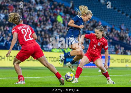 Glasgow, Großbritannien. März 2026. Die schottische Frauennationalmannschaft spielte bei der FIFA Frauen-Weltmeisterschaft 2027 im Hampden Park in Glasgow, Schottland, Großbritannien. Das war das Rückspiel und die Heimat Schottlands. Die Endpunktzahl war Schottland 7:0 Luxemburg. Damit gewinnt Schottland insgesamt 12:0. Charlotte Newsham (17) wird von Charlotte Schmit (11) abgepackt. Credit: Findlay/Alamy Live News Stockfoto