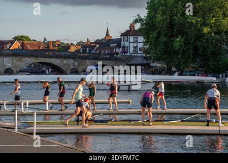 Zwei Crews absolvieren ein Training bei Abendsonne auf der Themse, vor Henley Royal Regatta, Henley-on-Thames, Oxfordshire Stockfoto