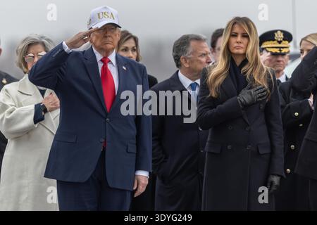 Dover, Delaware, USA. März 2026. US-Präsident DONALD TRUMP und First Lady MELANIA TRUMP nehmen an einer würdevollen Versetzung für sechs US-Army-Mitglieder auf dem Luftwaffenstützpunkt Dover in Dover teil. Die Soldaten, Major Jeffery R. O’Brien, Captain Cody A. Khork, Chief Warrant Officer 3 Robert M. Marzan, Sgt. 1st Class Nicole M. Amor, Sgt. 1st Class Noah L. Tietjens und Sgt. Declan J. Coady wurden am 1. März 2026 bei einem feindlichen Vorfall getötet, als ein unbemanntes Flugzeugsystem der Luftverteidigung entging und ein Kommandozentrum in Port Shuaiba, Kuwait traf. Quelle: ZUMA Press, Inc./Alamy Live News Stockfoto