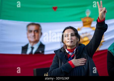 Madrid, Spanien. März 2026. Ein Demonstrant macht während der Demonstration Siegeszeichen. Iranische Bewohner in Madrid versammelten sich in der Puerta del Sol, um die militärische Intervention der USA und Israels im Iran und den möglichen Sturz des islamischen Regimes der Ayatollahs zu feiern. Quelle: SOPA Images Limited/Alamy Live News Stockfoto