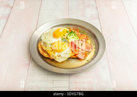 Gebrochene Eier mit Kartoffeln und knusprigem gebratenem Speck oder Pancetta-Würfeln, für diejenigen, die einen starken Schweinegeschmack genießen Stockfoto