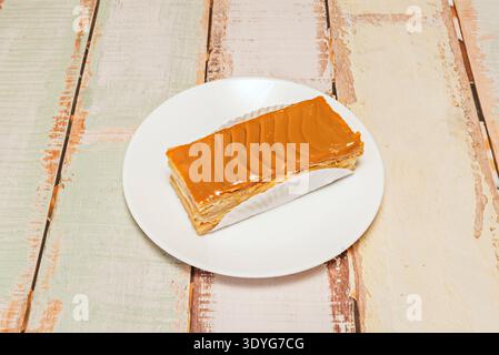 , Beobachten Sie Unterschiede in der Konsistenz zwischen Törtchen, die bei Raumtemperatur serviert werden, gekühlt oder leicht erwärmt werden, und wie sich dies auf das Entformen auswirkt. Stockfoto
