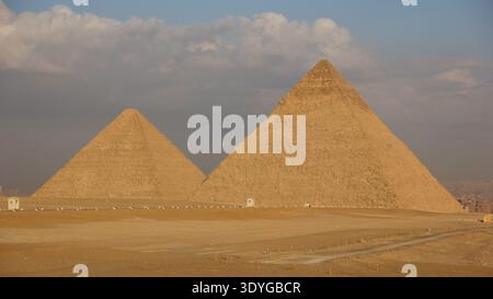 Große Pyramiden von Gizeh, die sich über dem Wüstenplateau in der Nähe von Kairo erheben Stockfoto
