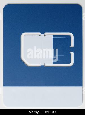 SIM-Chip unterschiedlicher Größe in Kunststofffolie aus Nahansicht Stockfoto