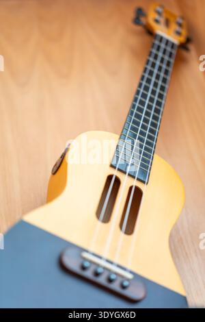 Akustikukulele mit Holzkörper auf hellem Holz im Studio Stockfoto
