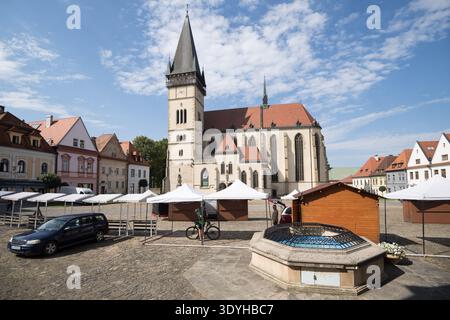 Gotische Bazilika svateho Egidia (Basilika St. Giles) erbaut im XIV. Bis XV. Jahrhundert auf Radnièné námestie (Rathausplatz) in der Altstadt von Bardejov, Slovaki Stockfoto