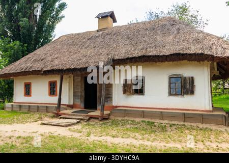 Altes traditionelles ukrainisches Landhaus in Pyrohiv (Pirogowo) Dorf in der Nähe von Kiew, Ukraine Stockfoto