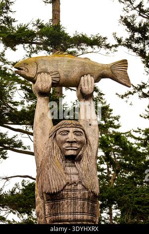 Die Maiden of the Pass-Statue eines Fischers der Samish Indian Nation, der einen Fisch über seinem Kopf hält, im Deception Pass State Park. Stockfoto