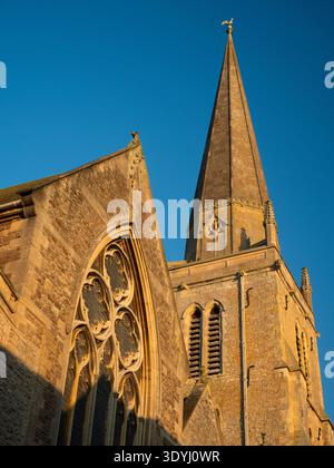 St. Helens Kirche an der Themse in Abingdon, Wintersonnenaufgang. Seit dem Jahr 995 befindet sich an diesem Ort ein christlicher Gottesdienst. Tatsächlich könnte ein sächsisches Münster seit dem 7. Jahrhundert hier gewesen sein. Die Kirche ist nach der Heiligen Helen benannt, der Mutter Kaiser Konstantin, der das Christentum zur offiziellen Staatsreligion Roms machte. Es wird vermutet, dass sie in ihrem Alter das Heilige Land besuchte und Bruchstücke des Kreuzes fand. Stockfoto