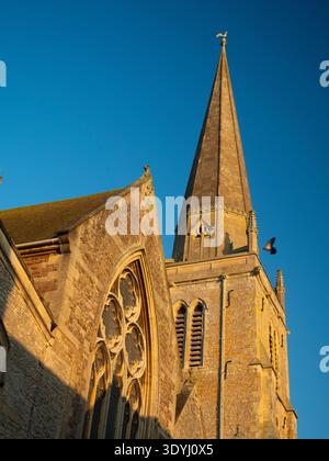 St. Helens Kirche an der Themse in Abingdon, Wintersonnenaufgang. Seit dem Jahr 995 befindet sich an diesem Ort ein christlicher Gottesdienst. Tatsächlich könnte ein sächsisches Münster seit dem 7. Jahrhundert hier gewesen sein. Die Kirche ist nach der Heiligen Helen benannt, der Mutter Kaiser Konstantin, der das Christentum zur offiziellen Staatsreligion Roms machte. Es wird vermutet, dass sie in ihrem Alter das Heilige Land besuchte und Bruchstücke des Kreuzes fand. Stockfoto