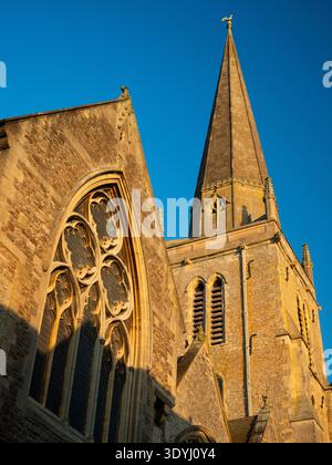 St. Helens Kirche an der Themse in Abingdon, Wintersonnenaufgang. Seit dem Jahr 995 befindet sich an diesem Ort ein christlicher Gottesdienst. Tatsächlich könnte ein sächsisches Münster seit dem 7. Jahrhundert hier gewesen sein. Die Kirche ist nach der Heiligen Helen benannt, der Mutter Kaiser Konstantin, der das Christentum zur offiziellen Staatsreligion Roms machte. Es wird vermutet, dass sie in ihrem Alter das Heilige Land besuchte und Bruchstücke des Kreuzes fand. Stockfoto