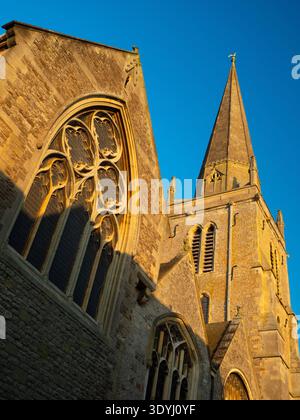St. Helens Kirche an der Themse in Abingdon, Wintersonnenaufgang. Seit dem Jahr 995 befindet sich an diesem Ort ein christlicher Gottesdienst. Tatsächlich könnte ein sächsisches Münster seit dem 7. Jahrhundert hier gewesen sein. Die Kirche ist nach der Heiligen Helen benannt, der Mutter Kaiser Konstantin, der das Christentum zur offiziellen Staatsreligion Roms machte. Es wird vermutet, dass sie in ihrem Alter das Heilige Land besuchte und Bruchstücke des Kreuzes fand. Stockfoto