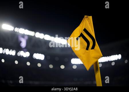 Vor dem Fußballspiel der Serie A zwischen Juventus FC und Pisa SC ist eine Eckfahne mit dem Logo des Juventus FC zu sehen. Stockfoto