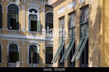Bangkok, Thailand - 02. März 2025 - scharfe Schatten spielen über die warme, helle Fassade und betonen die neoklassizistische Tiefe des Scrollwerks. Ami Stockfoto