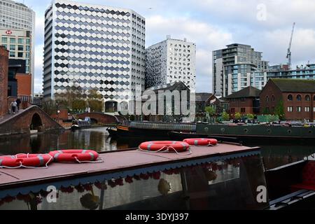 Die urbane Grachtenszene von Birmingham verbindet historische Pubs, vertäute Boote und beeindruckende moderne Wolkenkratzer Stockfoto