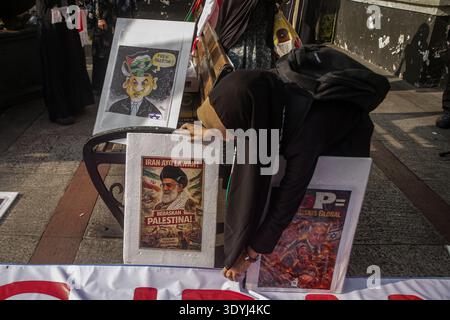 Bandung, West-Java, Indonesien. März 2026. Während einer Protestkundgebung am 8. März 2026 in Bandung, West-Java, Indonesien, halten die Menschen Plakate. Dutzende Demonstranten veranstalteten eine Protestkundgebung zur Unterstützung des Iran nach dem US-israelischen Angriff am 28. Februar 2026. (Kreditbild: © Claudio Pramana/ZUMA Press Wire) NUR REDAKTIONELLE VERWENDUNG! Nicht für kommerzielle ZWECKE! Stockfoto