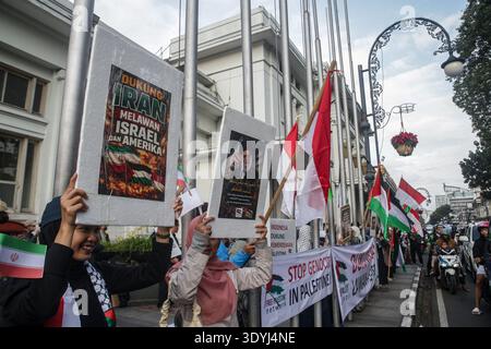 Bandung, West-Java, Indonesien. März 2026. Während einer Protestkundgebung am 8. März 2026 in Bandung, West-Java, Indonesien, halten die Menschen Plakate. Dutzende Demonstranten veranstalteten eine Protestkundgebung zur Unterstützung des Iran nach dem US-israelischen Angriff am 28. Februar 2026. (Kreditbild: © Claudio Pramana/ZUMA Press Wire) NUR REDAKTIONELLE VERWENDUNG! Nicht für kommerzielle ZWECKE! Stockfoto