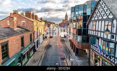 Ein erhöhter Blick auf die Northgate Street in Chester, Cheshire, Großbritannien Stockfoto