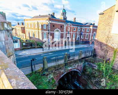 Blick von der Stadtmauer über den Shropshire Union Canal in Richtung Northgate Street in Chester, Cheshire, Großbritannien Stockfoto