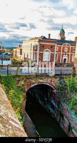 Ein Blick von der Stadtmauer entlang des Shropshire Union Canal, während er die Northgate Street in Chester, Cheshire, Großbritannien, passiert Stockfoto