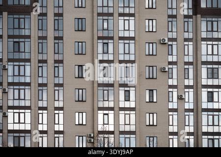 Nahansicht eines Wohngebäudes mit Glasbalkonen und Klimaanlagen. Moderne Immobilienentwicklung. Abstrakte architektonische Ba Stockfoto