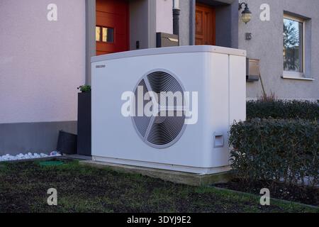 Berlin - 6. März 2026: Eine moderne Stiebel Eltron Luftquellenwärmepumpe im Vorgarten eines Wohnhauses zur Grünheizung installiert. Stockfoto