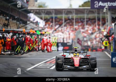 MELBOURNE, AUSTRALIEN - 08. MÄRZ 2026: Lewis Hamilton aus Großbritannien fährt den Scuderia Ferrari HP SF-26 und verlässt die Boxengassen während des Rennens im Stockfoto