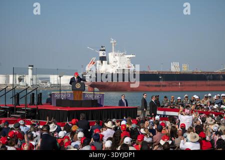 Präsident Donald J. Trump kommt am Freitag, den 27. Februar 2026, um im Hafen von Corpus Christi, Texas, eine Stellungnahme zum Thema Energie zu halten. Stockfoto
