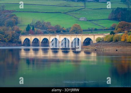 Brücken-Reflexionen an einem Herbsttag, Ladybower Reservoir, Derbyshire Stockfoto